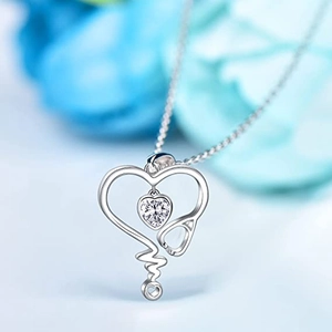 Collar estetoscopio de plata con colgante de corazón de circonita para enfermeras