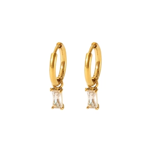 Détail de boucles d'oreilles créoles dorées avec pendentifs zircons rectangulaires clairs