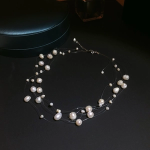 Élégant collier de perles d'eau douce flottantes multicouche avec fermoir argenté sur fond noir