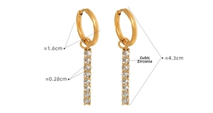 Dettaglio di orecchini pendenti in oro 18K con zirconi e specifiche delle dimensioni