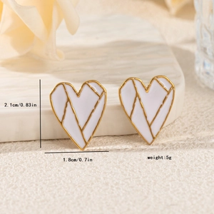 Detailed size specifications for heart-shaped earrings in gold and white enamel
