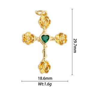 Vue macro du pendentif croix dorée avec roses, pierre de coeur verte et dimensions