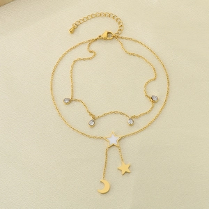 Vue détaillée de la chevillère multicouche plaquée or 18 carats avec étoiles et lune