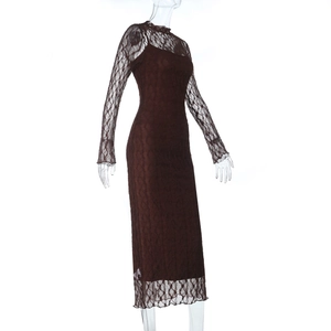 Vue détaillée du tissu en dentelle marron avec des textures florales sur la robe longue