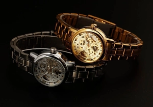 Détail de deux montres mécaniques automatiques squelettes avec mouvement doré
