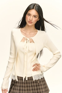 Détail de l'ensemble cardigan en maille crème avec ruban et bordure en dentelle délicate