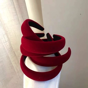 Lot de quatre serre-têtes en velours rouge épais avec un design rembourré vintage