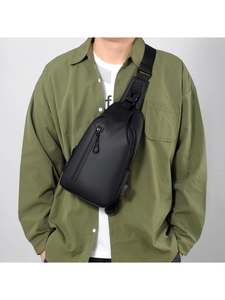 Minimalistische schwarze Herren-Brusttasche mit USB-Anschluss am lässigen Modell