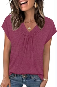Nahaufnahme des beerenroten V-Ausschnitt T-Shirts mit Falten und Stricktextur