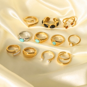 Französisches Vintage Schmuckset mit 18K vergoldeten Ringen und Ohrringen auf Seide