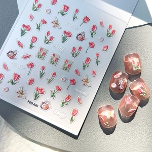 Nahaufnahme der 5D geprägten Tulpen-Nagelsticker mit Schmetterlings- und Blumenmustern