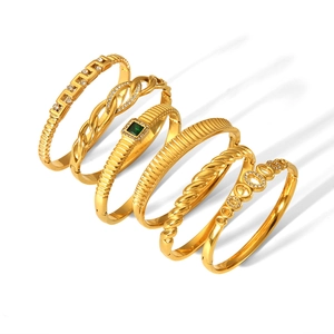 Ensemble de six bracelets en acier inoxydable plaqué or 18k avec émeraude et zircon