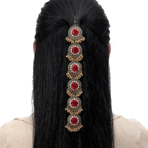 Dettaglio catena per capelli stile indiano con rose rosse e campanelli dorati