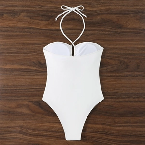 Maillot de bain blanc sexy une pièce à licou avec coussinets sur fond de bois sombre