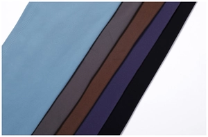 Gros plan du tissu de yoga mat et lisse montrant les détails de couture en cinq couleurs