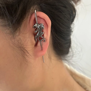 Manchette d'oreille tigre gothique en argent et boucle d'oreille avec sculpture d'animal