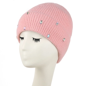 Bonnet en tricot rose pour femme orné de strass colorés sur un fond blanc neutre