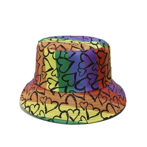 Vista dettagliata del cappello a secchiello arcobaleno con motivi a cuore neri