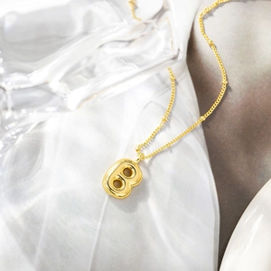 Elegante collana con pendente a lettera B a palloncino placcata in oro per donna.