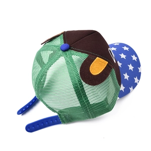 Détail de casquette enfant avec oreilles d'ours 3D, maille et motif d'étoiles