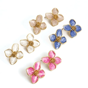 Lot de quatre boucles d'oreilles fleurs en acier 316 en beige, blanc, bleu et rose