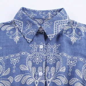 Robe chemise bleue de style français avec broderie blanche et col à revers boutonné