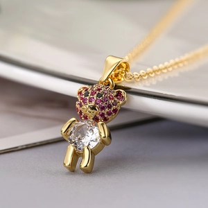 Collana con ciondolo a forma di orso dorato con zirconi viola e cristallo trasparente
