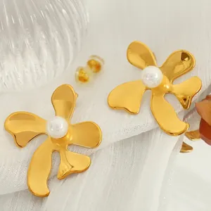Boucles d'oreilles fleurs dorées avec perle centrale et texture métallique brossée