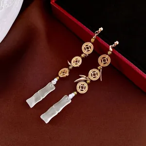 Boucles d'oreilles chinoises avec pièces d'or et pendentifs en jade forme bambou