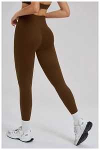 Vue arrière du pantalon de yoga marron foncé à taille haute avec effet push-up et galbant