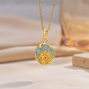 Französische Lotus-Halskette mit blauem Emaille und 3D-Blume an goldener Kette