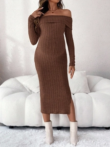 Abito premaman in maglia marrone con spalle scoperte e spacco laterale alla moda