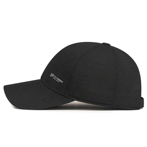 Berretto da baseball nero regolabile con logo R in metallo e ricamo sportivo