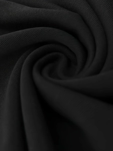 Gros plan du tissu en maille côtelée noire montrant la texture douce et le tissage