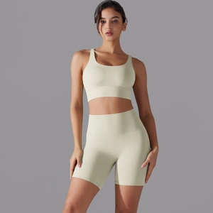 Set yoga due pezzi verde lime con reggiseno sportivo e pantaloncini a vita alta senza cuciture