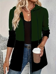 Dettaglio della giacca con cappuccio bicolore con coulisse e cerniera in metallo