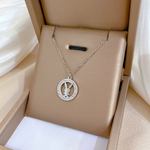 Silberne Kaninchen-Halskette mit Zirkonia-Steinen in einer eleganten Schmuck-Geschenkbox