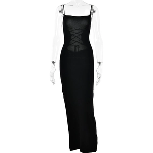 Détail d'une robe longue noire moulante avec laçage croisé sur la poitrine