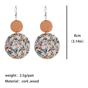 Boucles d'oreilles bohèmes en liège à motif floral et clous en bois, 8cm de long
