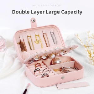 Joyero rosa de doble capa con compartimentos ideal para organizar anillos, collares y pendientes.