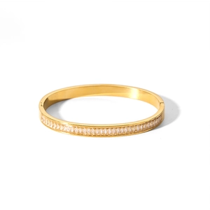 Dettaglio del bracciale in acciaio dorato con cristalli rettangolari e chiusura a scatto