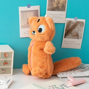 Détail de la trousse chat en peluche orange avec une queue touffue et une fermeture éclair