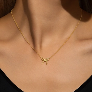 Détail du collier avec pendentif nœud en argent s925 doré porté par un mannequin