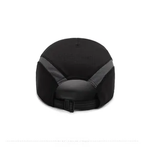 Vista posteriore del cappellino mesh con cinturino a fibbia regolabile e tessuto