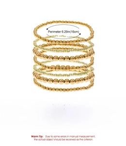 Dettaglio set 7 braccialetti con perline in lega dorata, peso 16,4g e circonferenza interna 16cm