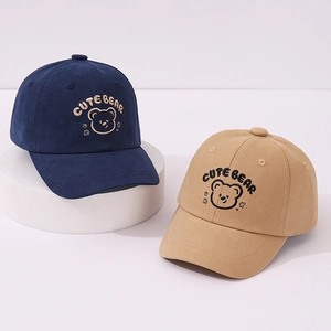 Détail de l'écusson brodé Cute Bear et du texte sur les casquettes en coton