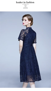 Détail de la robe en dentelle bleu marine montrant le tissu floral et le zip au dos