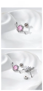 Gros plan sur boucle d'oreille serpent argentée avec zircon rose et fermoir à vis