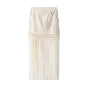 Jupe courte crème élégante avec broderie florale et détails de franges longues