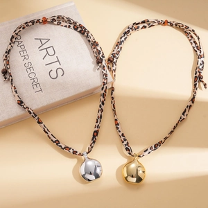 Collier rétro en tissu léopard avec pendentif goutte en métal poli en doré et argenté